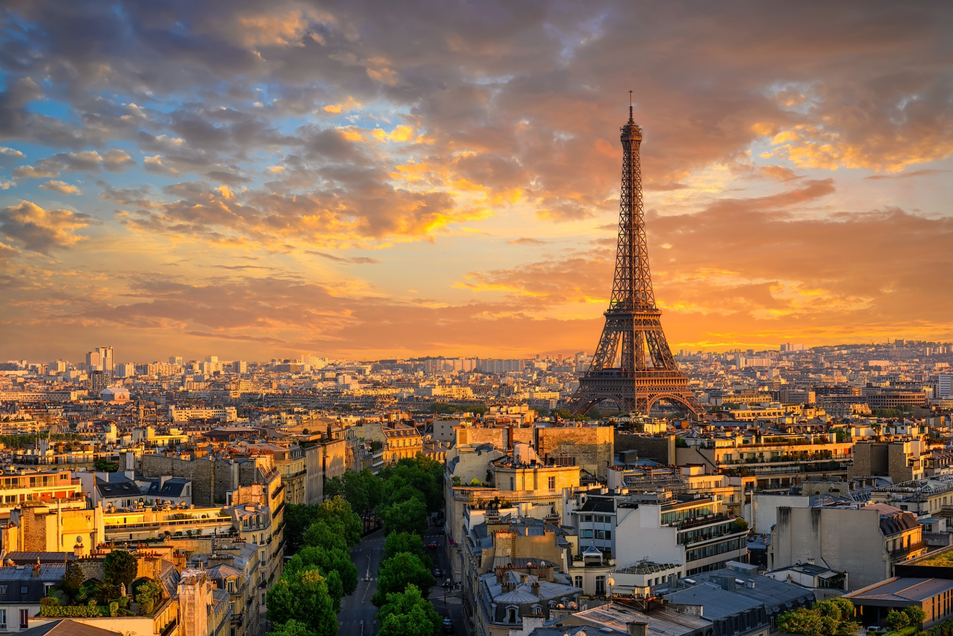 A luxurious view of the Eiffel Tower, representing a luxury city break.
